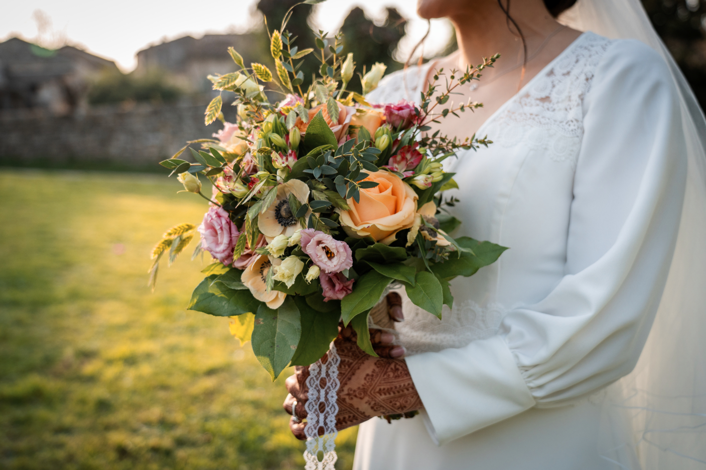 Le bouquet d'une mariée dans un parc de la région de Salon de Provence.