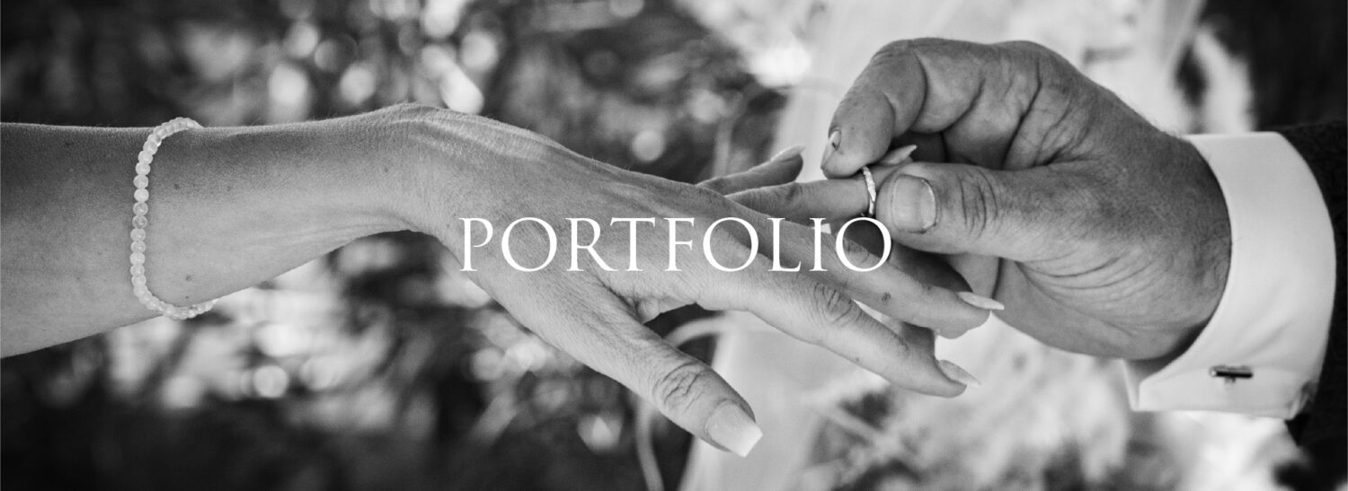 Photo d'une main d'homme met l'alliance au doigt d'une femme, devant laquelle est écrit le mot "portfolio".