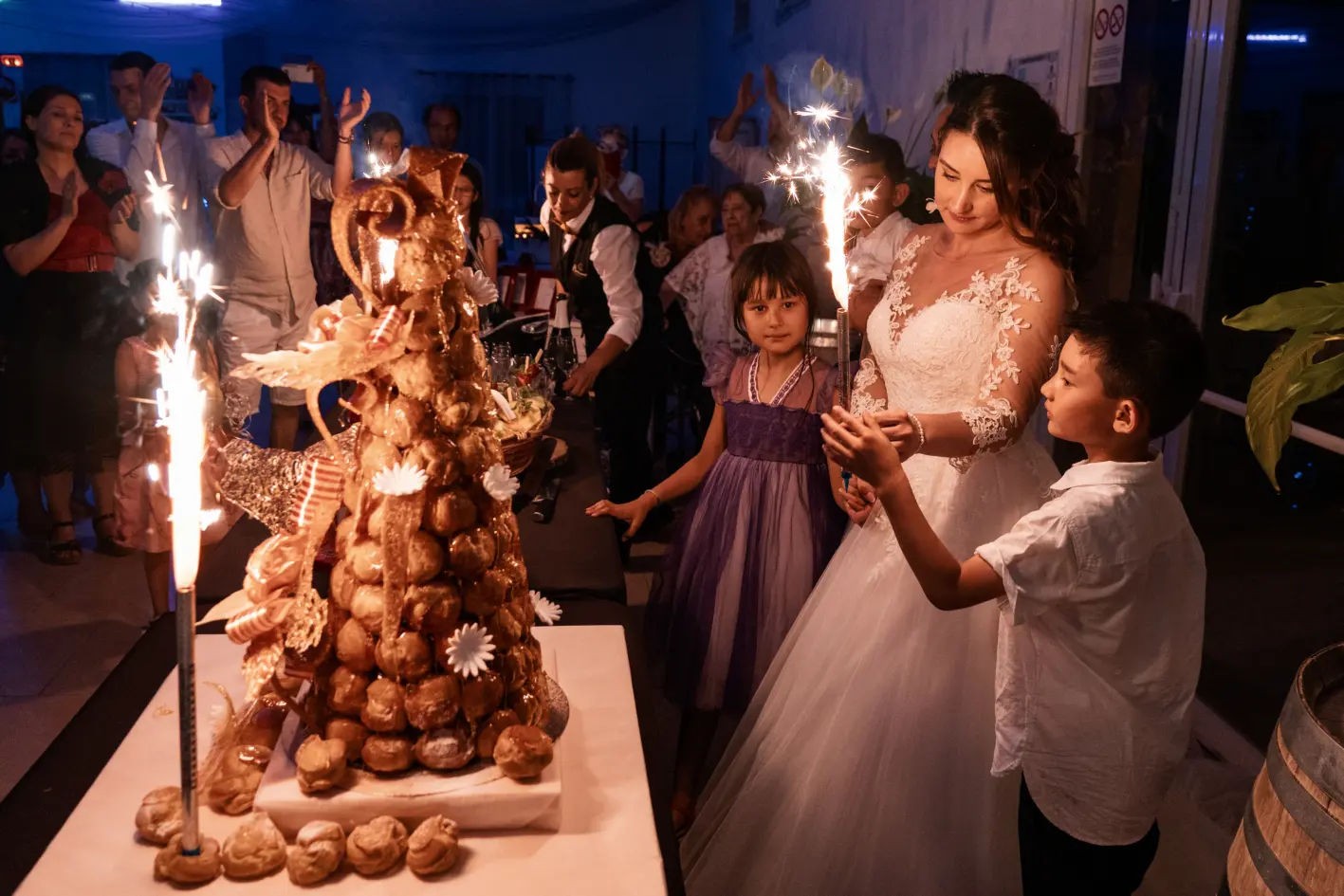 Photo de repas de mariage, lors de la découverte du gateau.